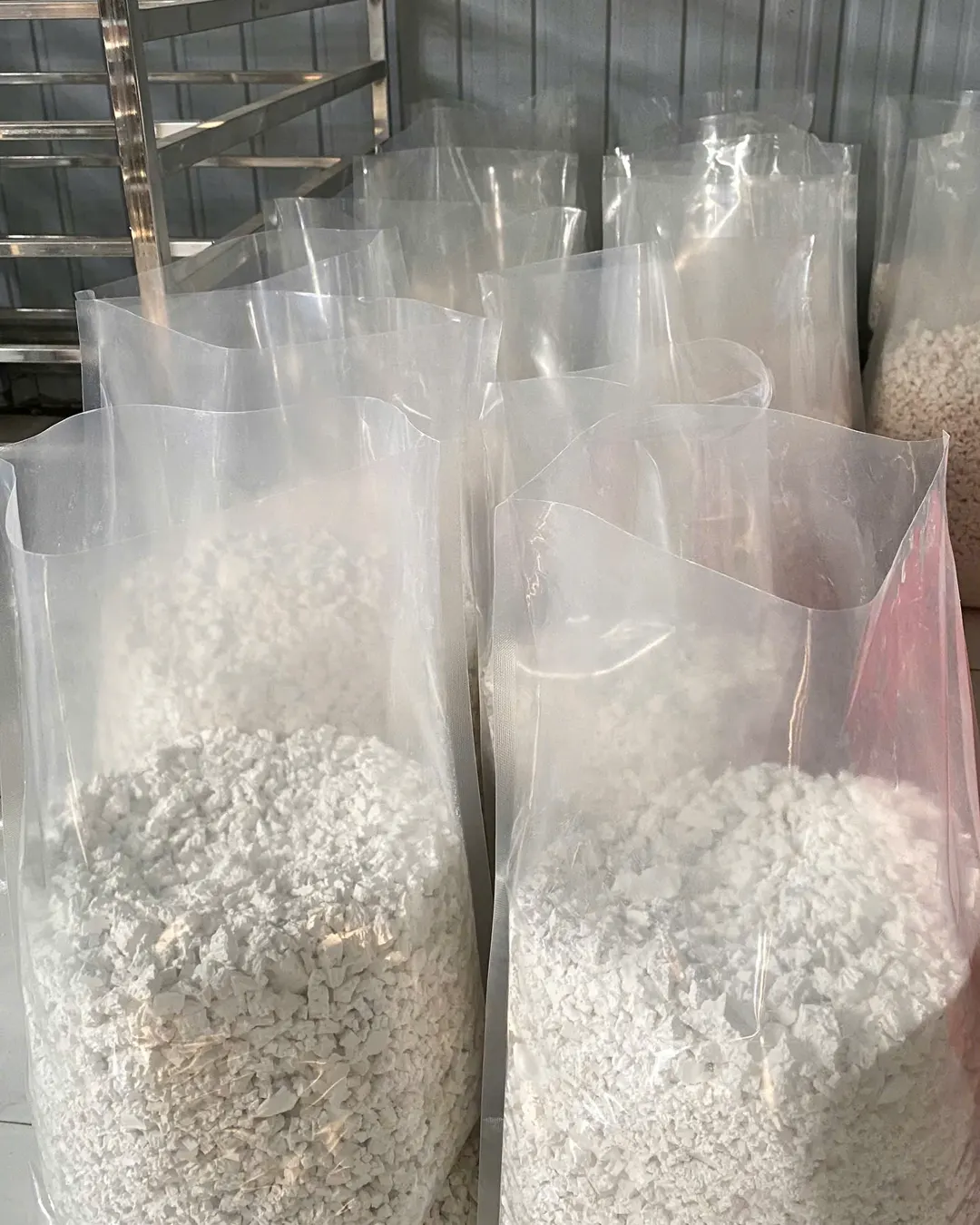 Tinh bột sắn dây vừa khô được đóng túi