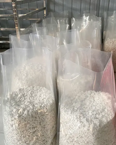 Tinh bột sắn dây vừa khô được đóng túi